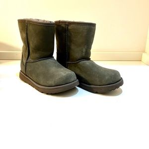 Kids grey waterproof Uggs !